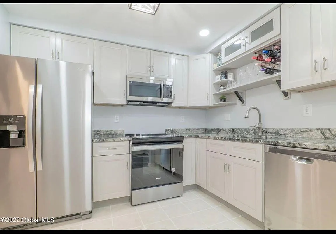 4 Clubhouse Dr — Photo 1