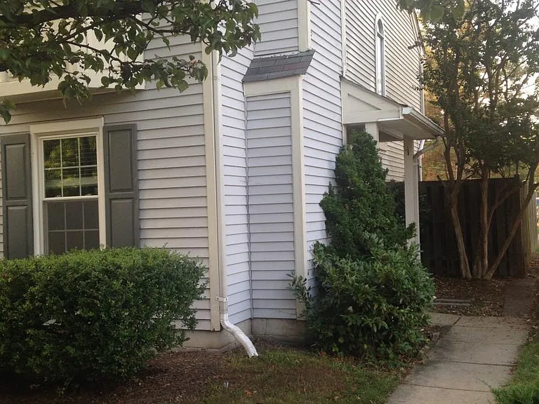 End unit - private side entrance