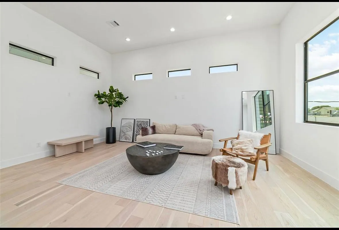 3 bed, 2257 sqft, $4,300 — Photo 3