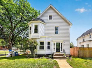 432 6th St, Baraboo, WI 53913