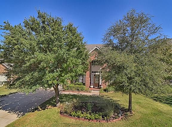 2nd image of 2104 Crestwood Trl