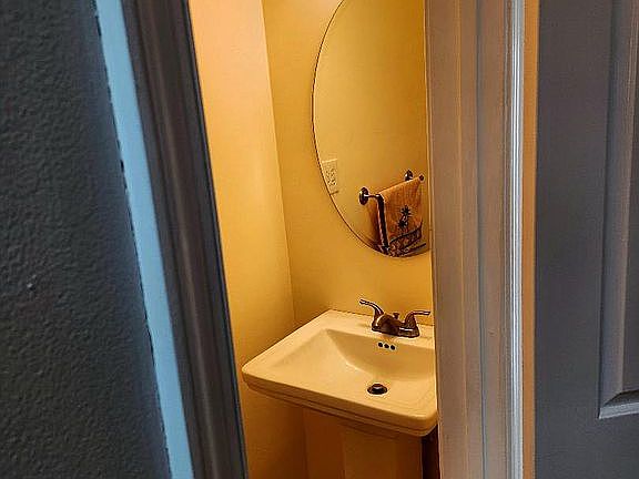 5th image of 27 Canterbury Cir