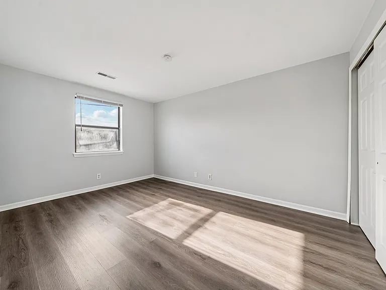 Manhattan Square Apartments — Photo 20