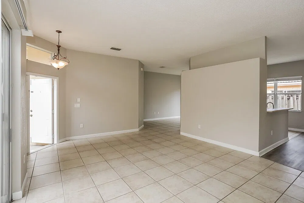 4 bed, 2.0 bath, 2460 sqft, $4,880 — Photo 3