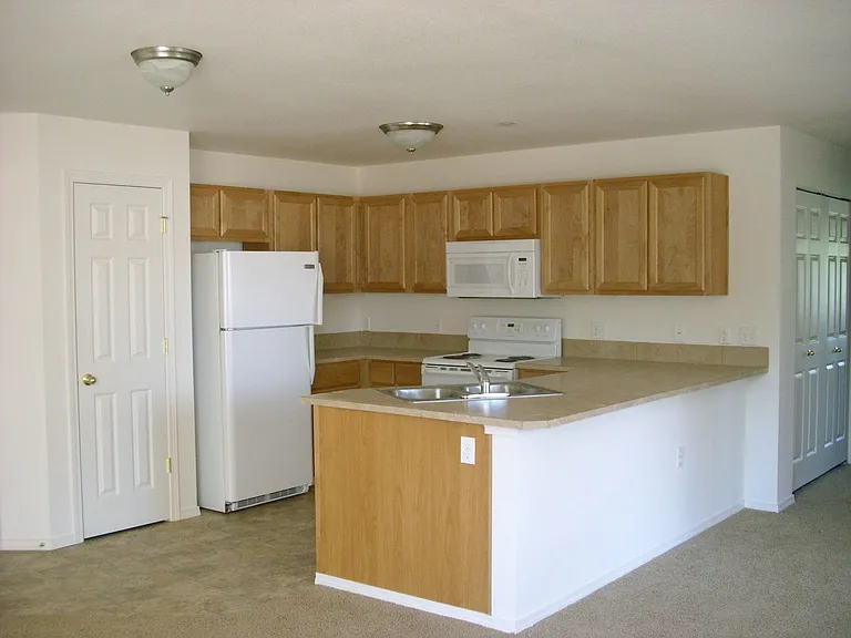 Ellendale Manor Apartments — Photo 6