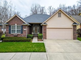 8369 Pine Creek Dr, Shelby Township, MI 48316
