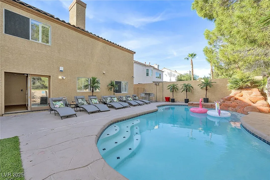 6 bed, 2951 sqft, $6,500 — Photo 2