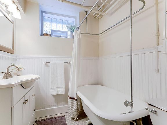4th image of 2621 Humboldt Ave S