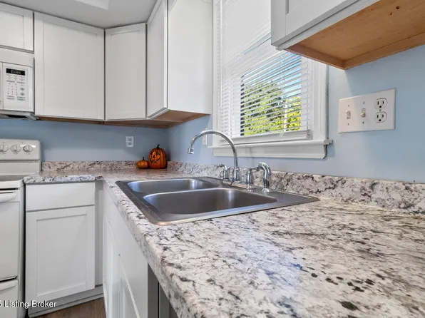 8315 Damascus Cir, Louisville, KY 40228