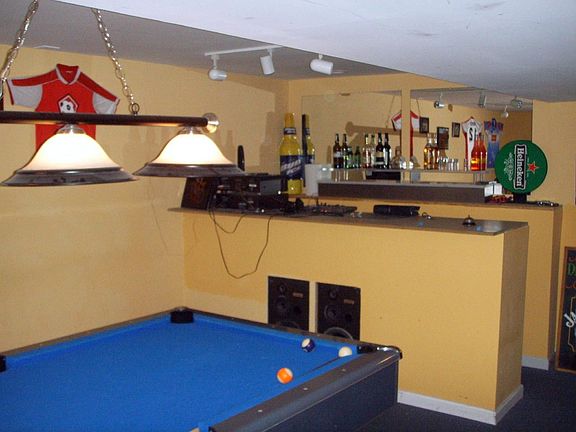 CLUBROOM WITH BAR