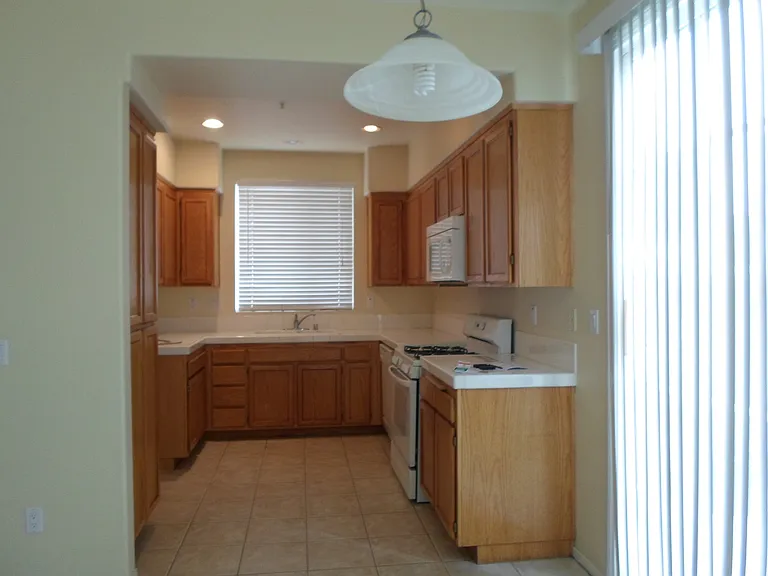 460 Middlebury Ct — Photo 12