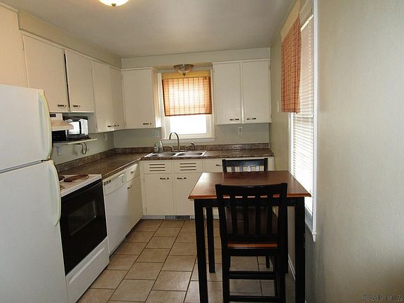 Bright and updated kitchen 