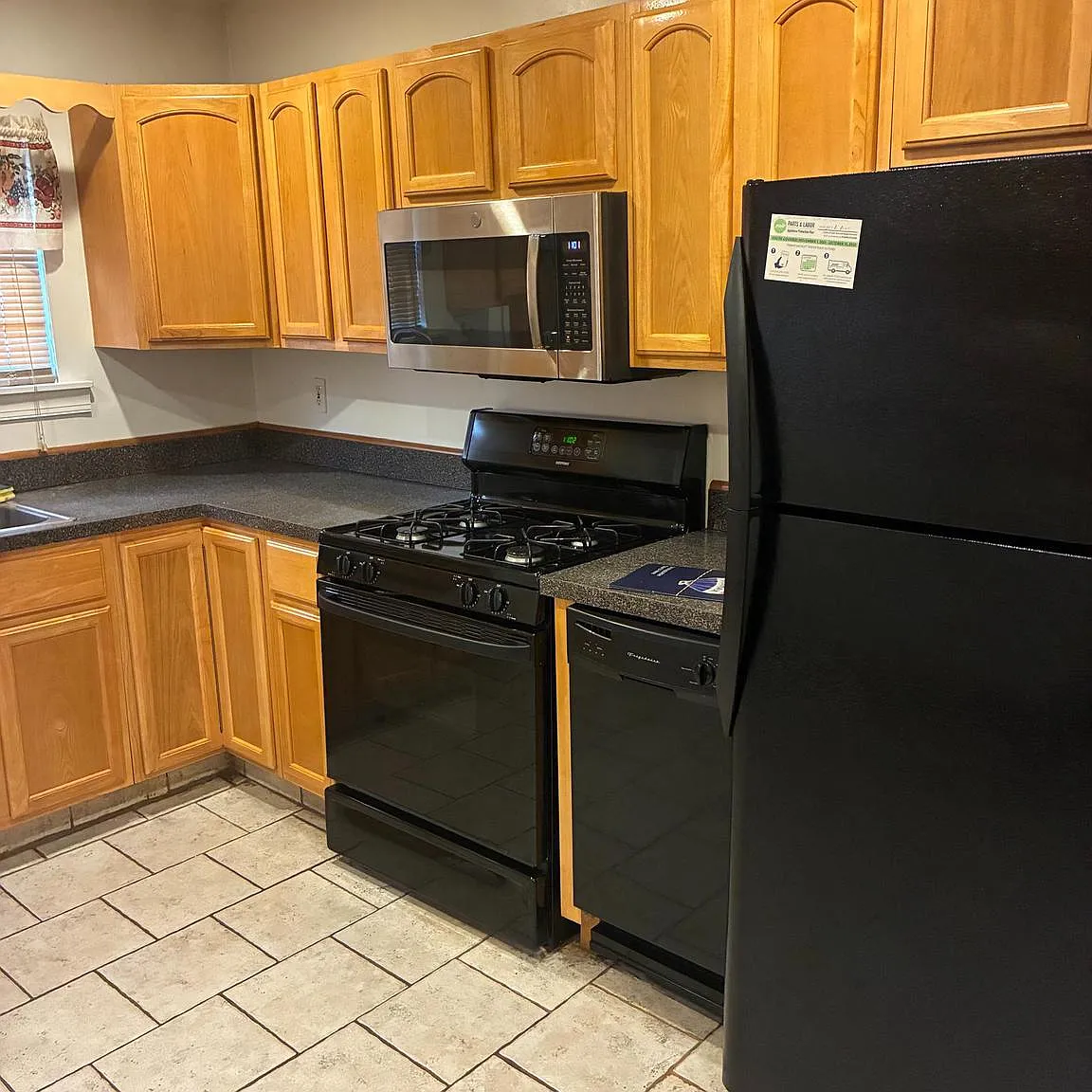 3 bed, 1.0 bath, 1056 sqft, $1,800 — Photo 3