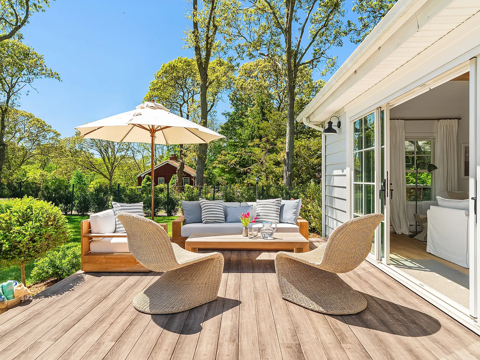 Renovated Modern Beach Cottage with Private Beach Access — Photo 2