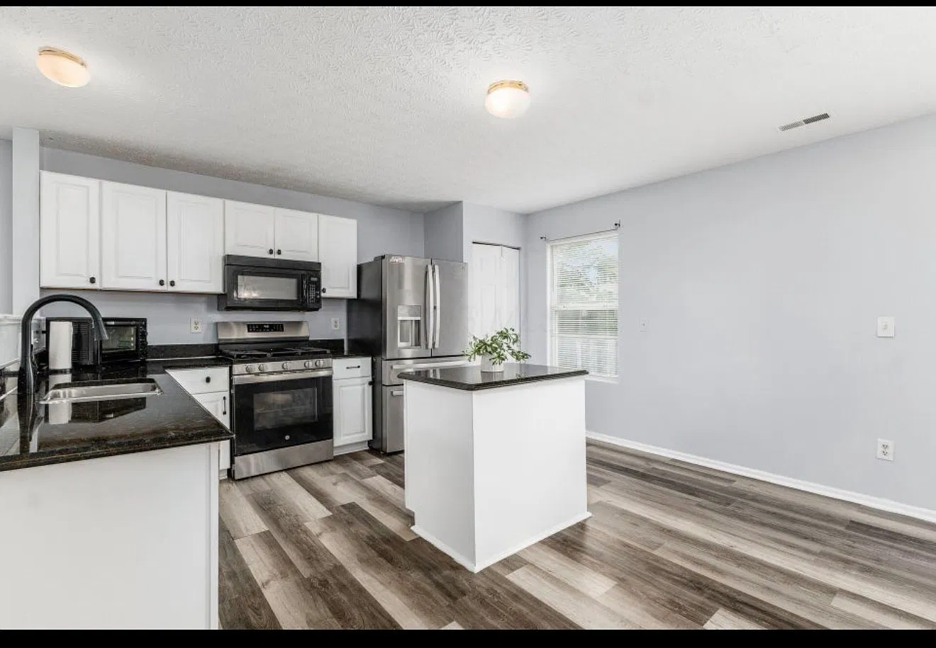 4 bed, 2.5 bath, 2312 sqft, $2,500 — Photo 4