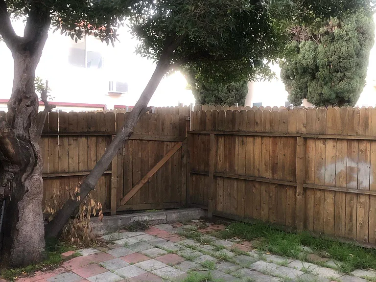 657 N Harper Ave — Photo 8