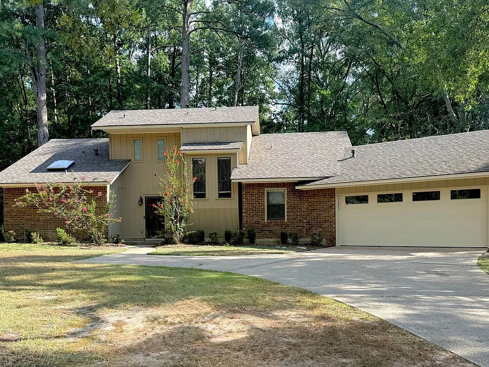 1002 Chase Ln