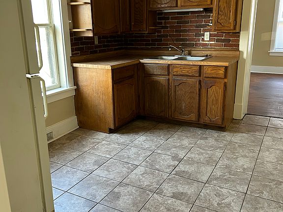 4th image of 139 S Grand Ave APT 2