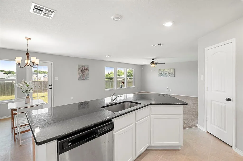 5 bed, 3.0 bath, 2356 sqft, $2,300 — Photo 4