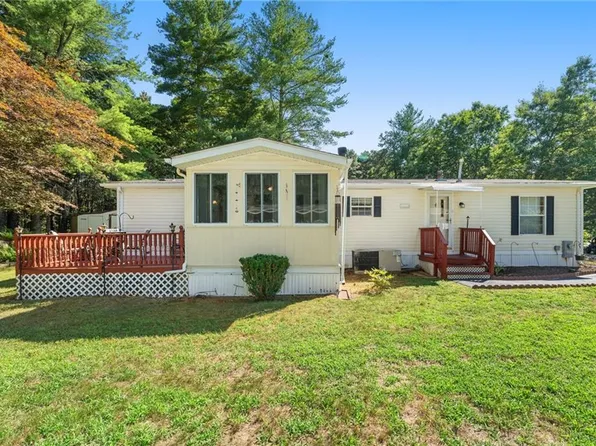 8 Sandra Cir, Coventry, RI 02816