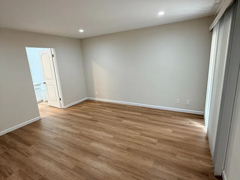 15323 Weddington Street — Photo 17
