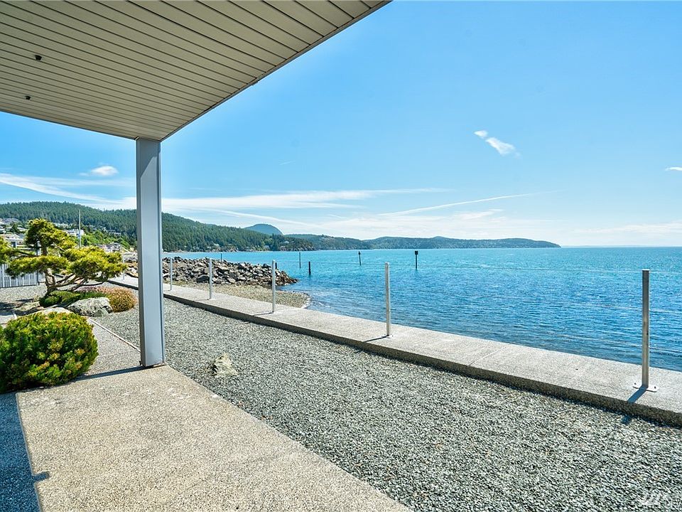 Perfectly situated end unit next to Skyline Marina entrance. Enjoy watching the boat traffic cruise by your door!
