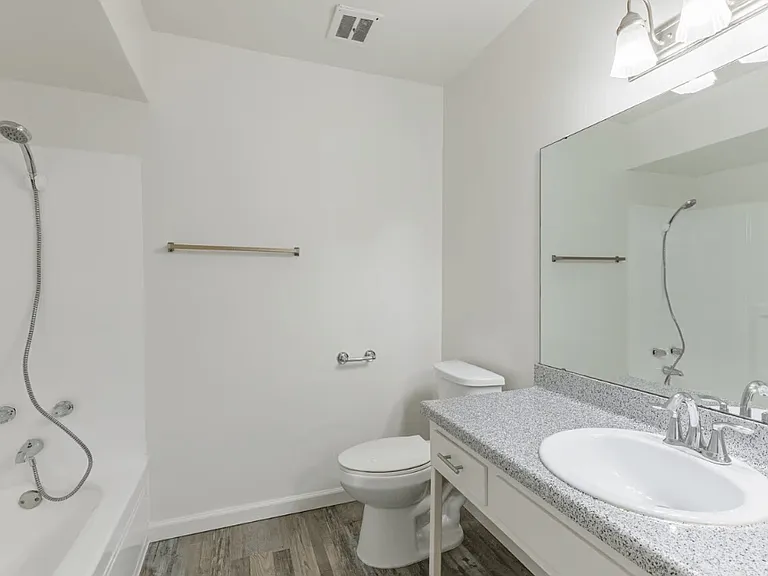 Ivanhoe Village Apartments — Photo 10