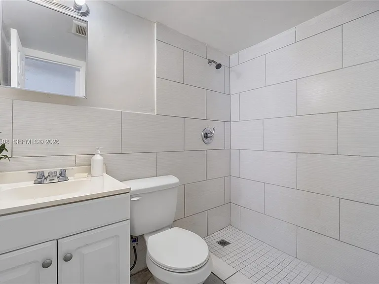 332 SW 3rd St #12 — Photo 5