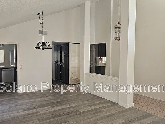 3rd image of 385 Portsmouth Ave