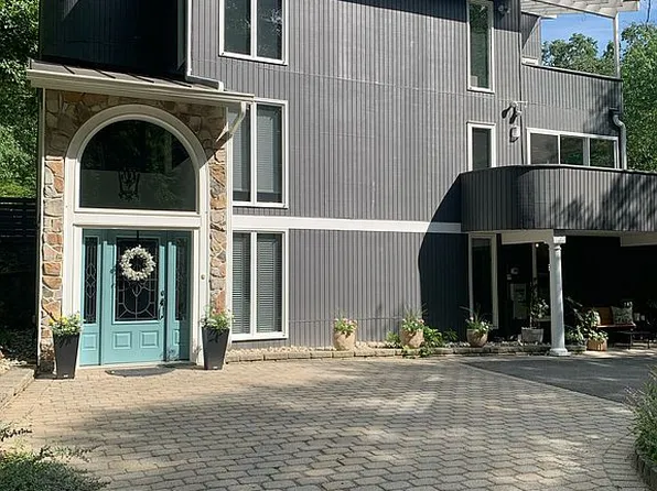 102 Lindbergh Rd, Hopewell, NJ 08525