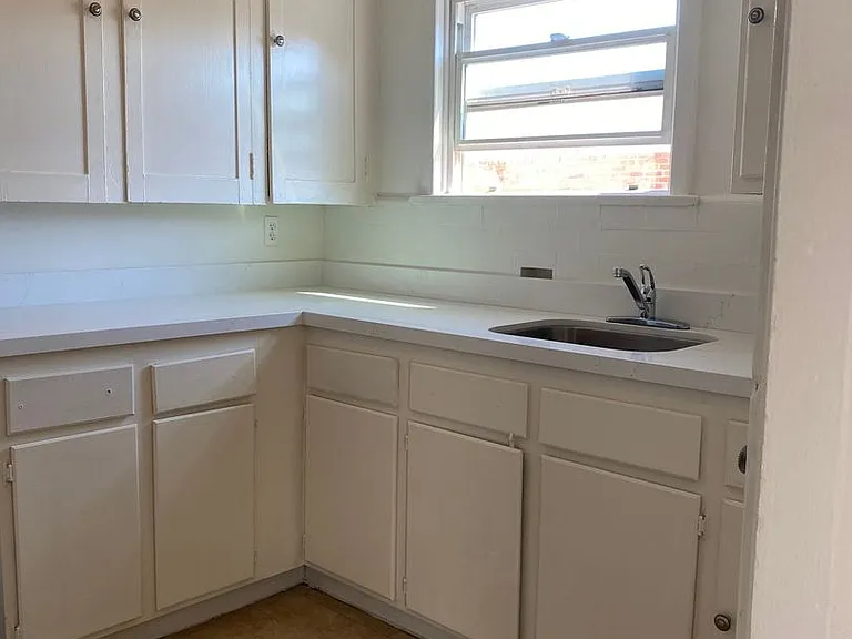 824 E Main St — Photo 5