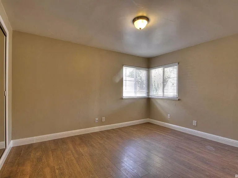 904 Singingwood Rd — Photo 9