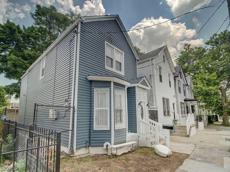 1st image of 295 Rose St