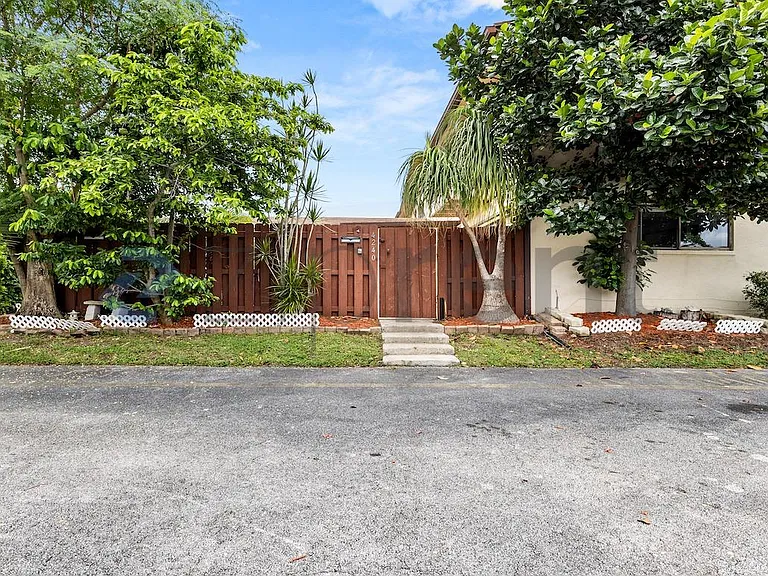 4240 S Landar Dr — Photo 2