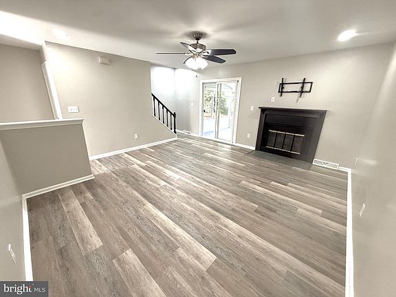 3rd image of 13 Lamplighter Ln
