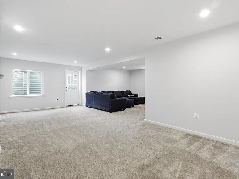 10302 Spotswood Dr — Photo 35