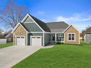 327 Sandy CIRCLE, Pewaukee, WI 53072