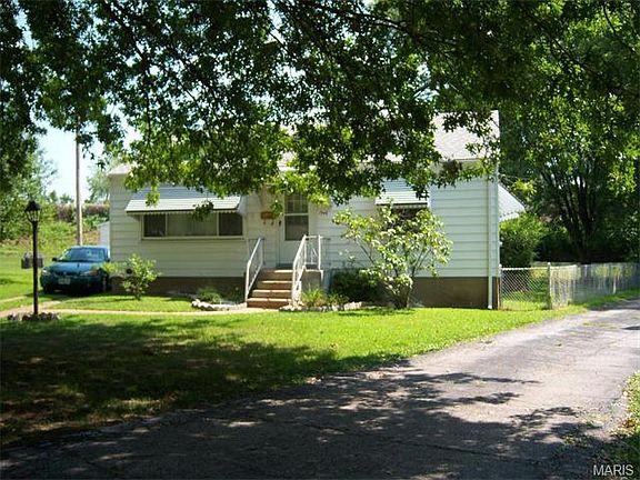 3rd image of 1946 Larch Dr