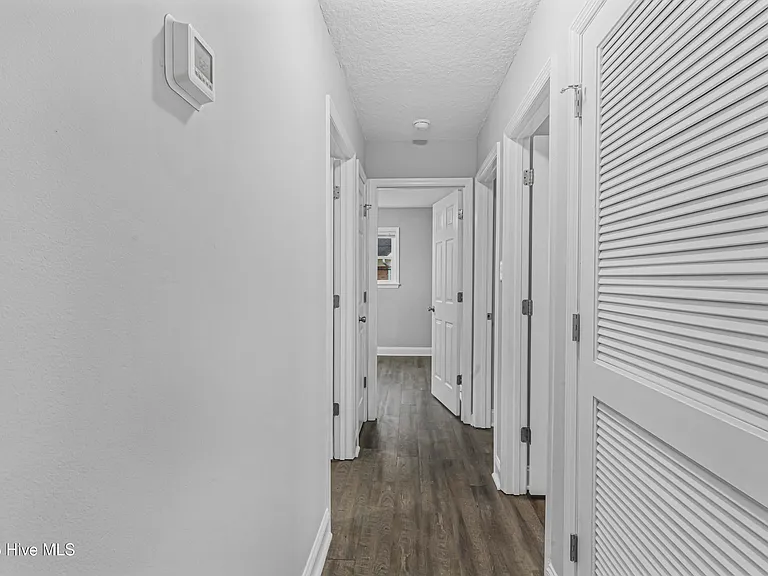 236 White Oak Blvd — Photo 8