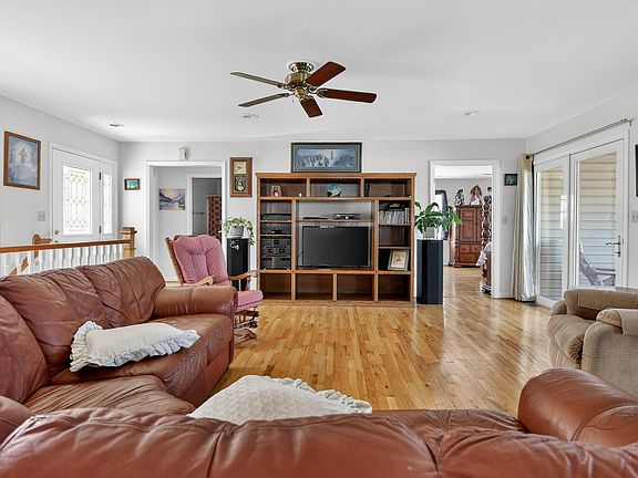 4th image of 498 Meeks Rd