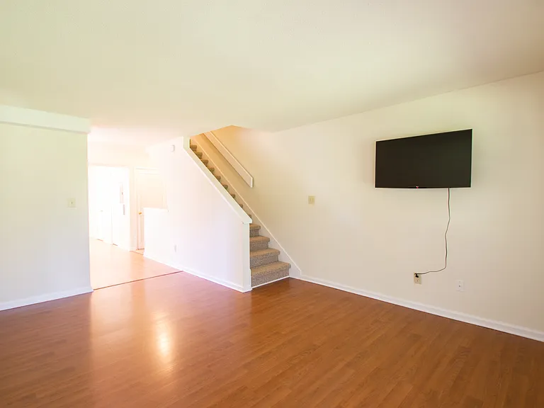 976 S Clarizz Blvd — Photo 5