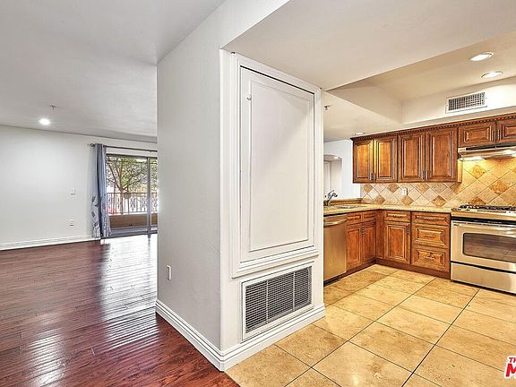 4th image of 4822 W Elmwood Ave #101