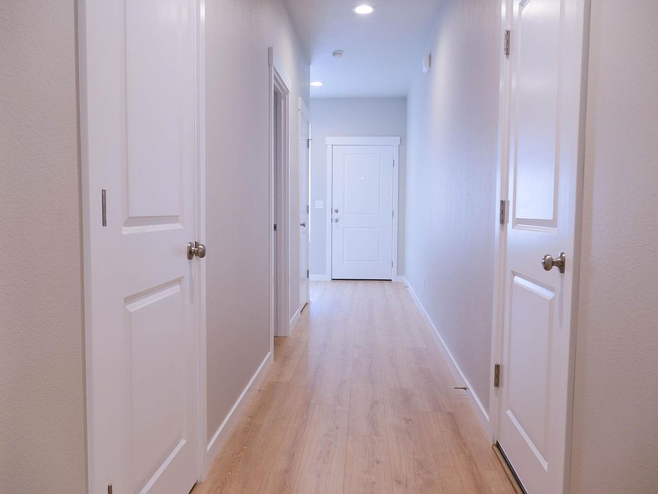 First floor with visible hallway leading to front dor