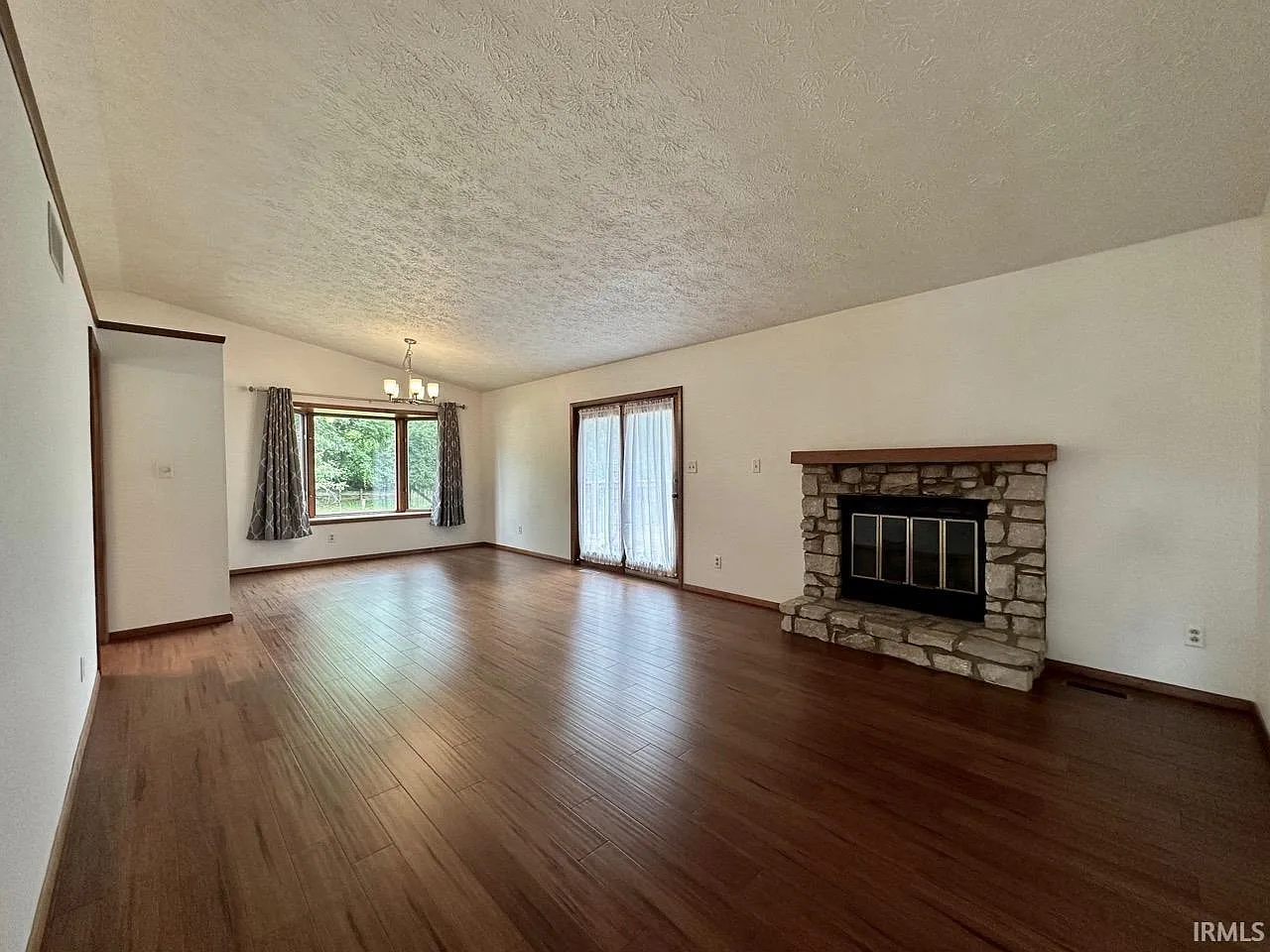 3 bed, 2.0 bath, 1713 sqft, $2,100 — Photo 3