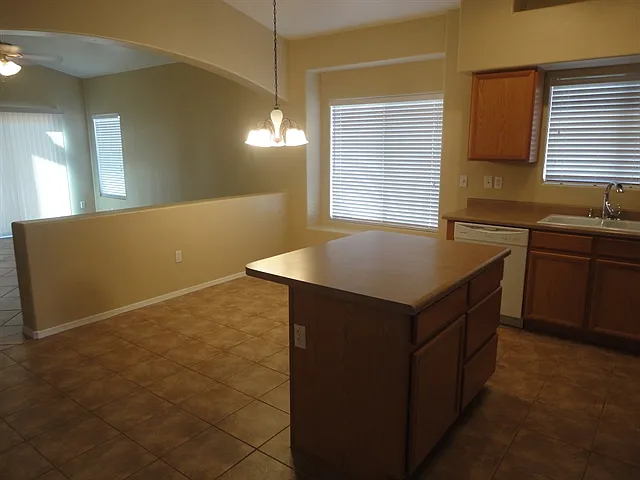 3 bed, 2.0 bath, 1615 sqft, $2,100 — Photo 3