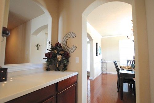 4th image of 3001 Leslie Dr