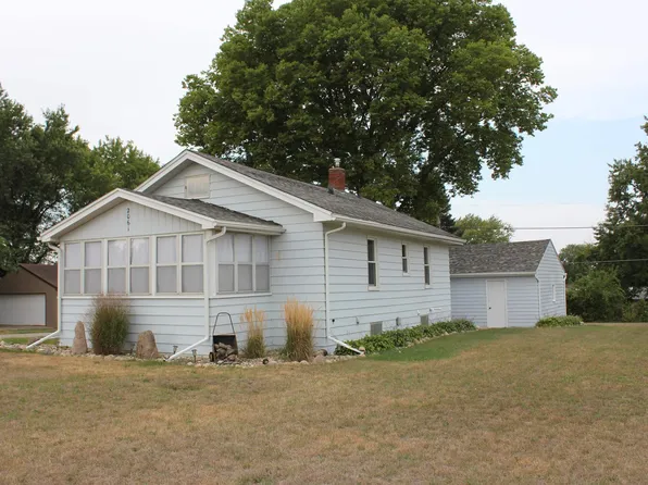 2061 Burton Ave, Waterloo, IA 50703