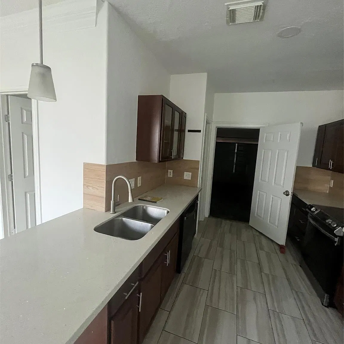 3 bed, 2.5 bath, 1700 sqft, $1,950 — Photo 2
