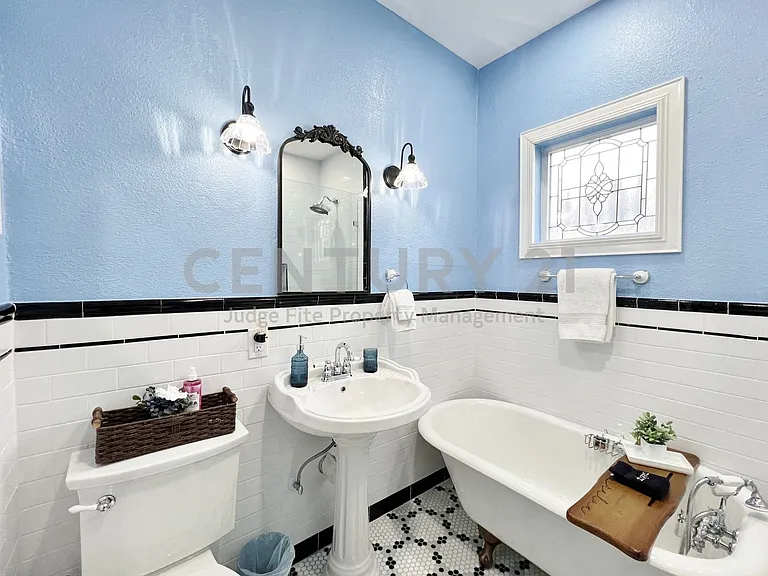 828 W 8th St — Photo 19