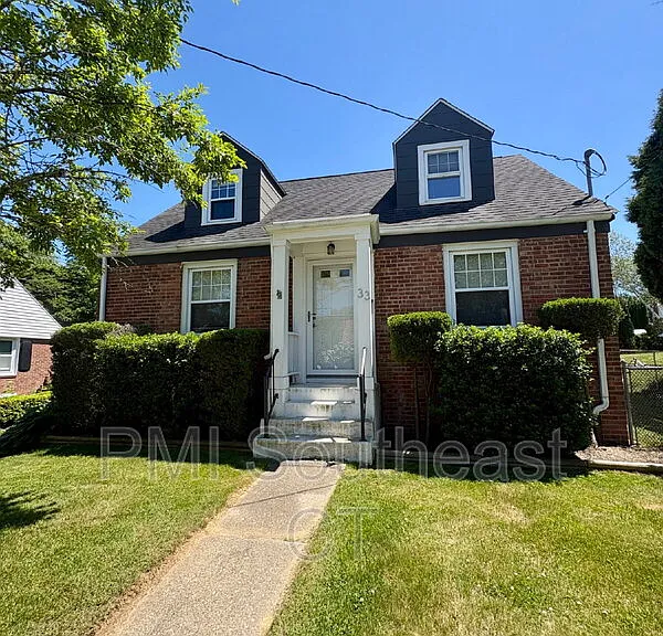 33 Country Club Rd — Photo 1